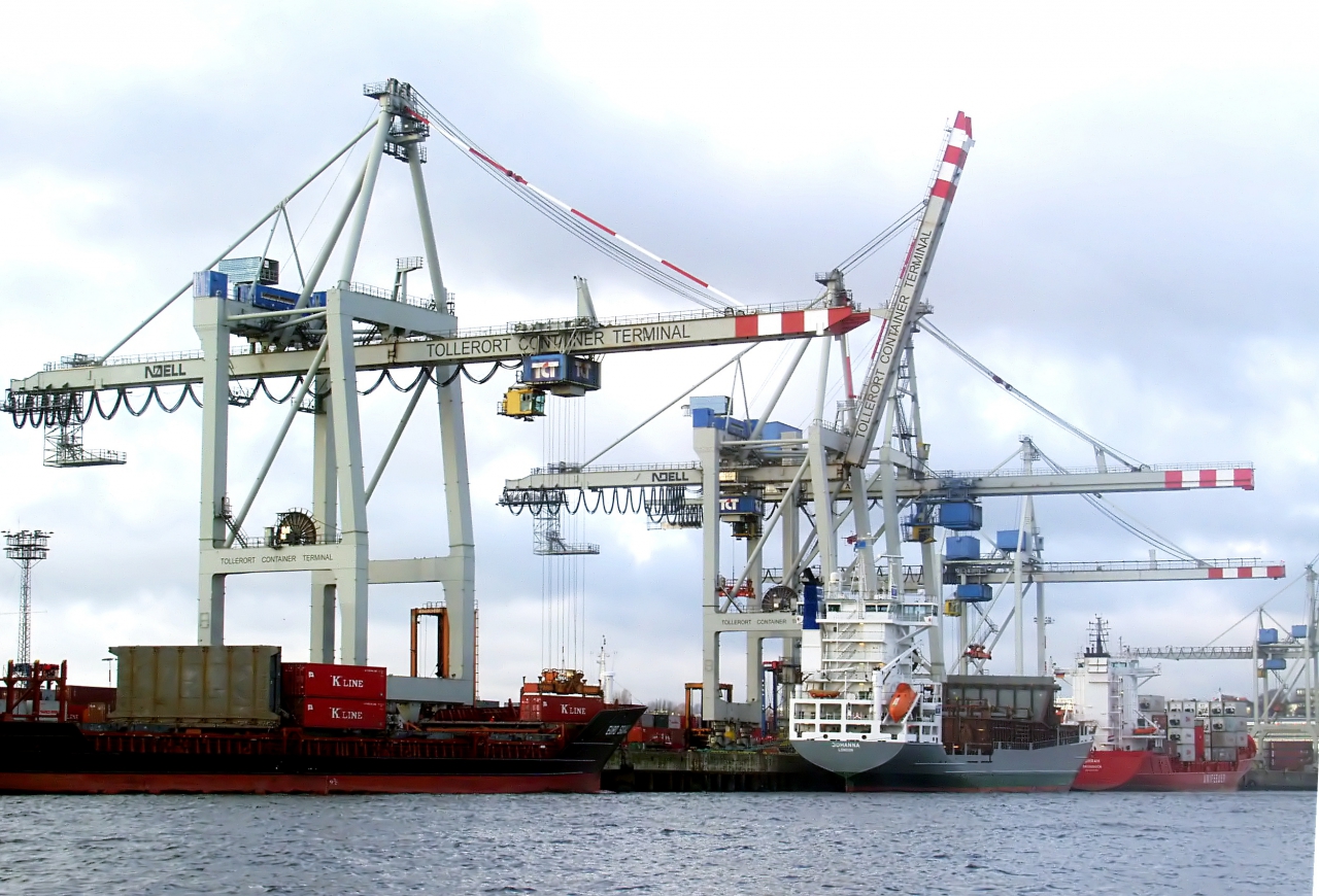 Hafenareal mit Container- und Bahnterminals